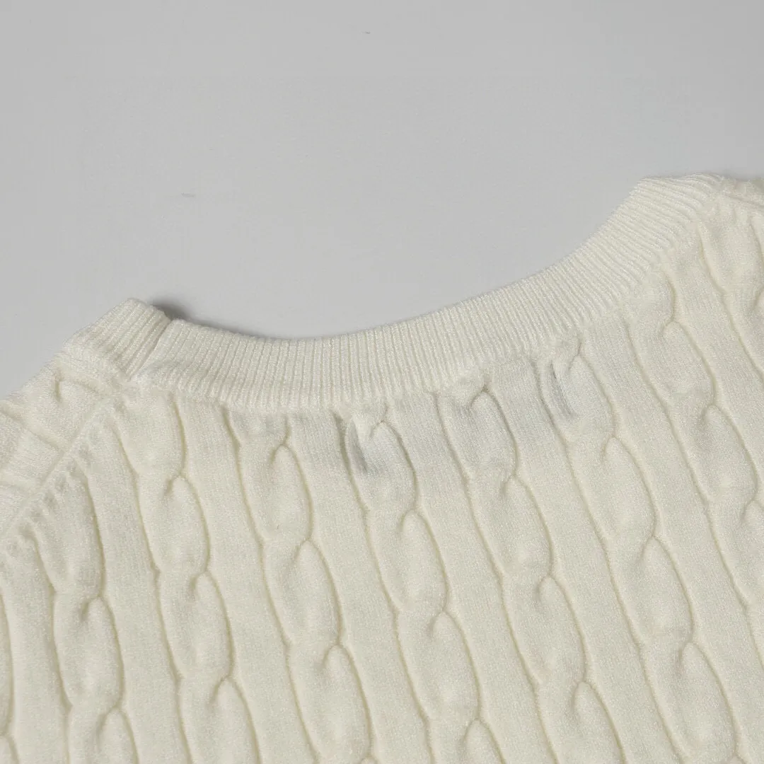 P186 Style No.: 601 -Ralph Lauren RL classic war horse logo embroidered pullover long-sleeved sweater on the chest -The item is made of custom-dyed and custom-spun yarn, purchased from the original version. A full set of customized accessories. Details determine success or failure. Heavy new autumn and winter product. High weight. Soft and delicate. The upper body effect is very nice. Loose fit. Women's model. -Color: white, gray, navy blue, red, khaki, blue, pink. -Sizes: S / M/ Ｌ S size 80-100 jins, M size 100-120 jins, Large size 120-135 jins